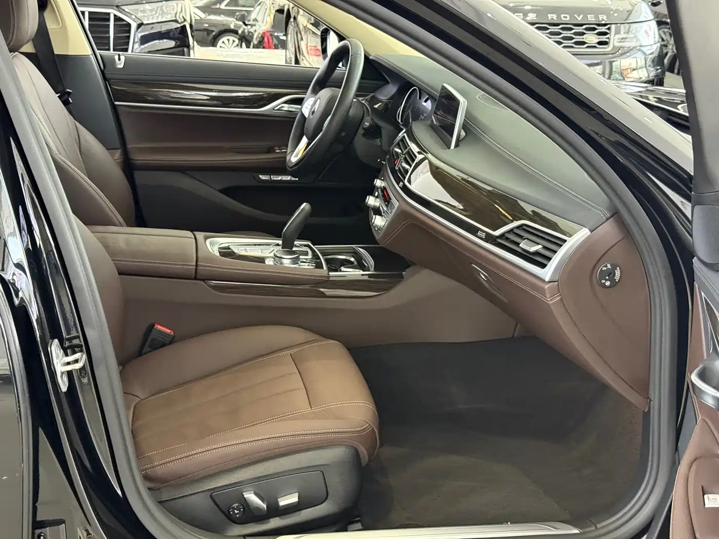 BMW 7 Series 2016 730Li Leading фото 13