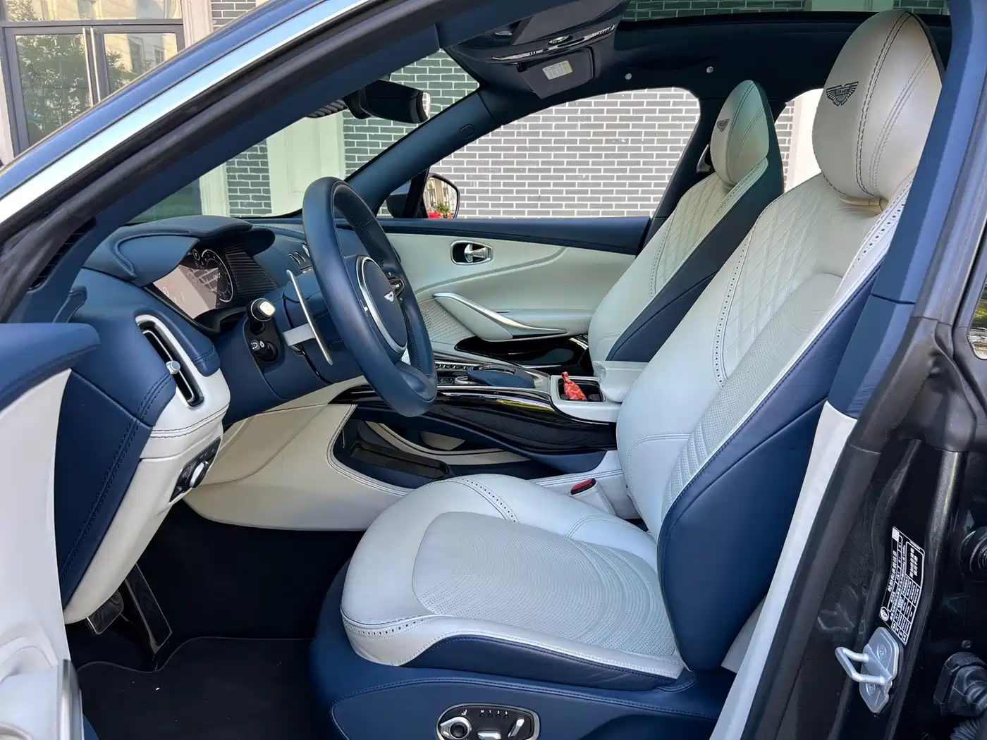 Aston Martin DBX 2024 2023 4.0T V8