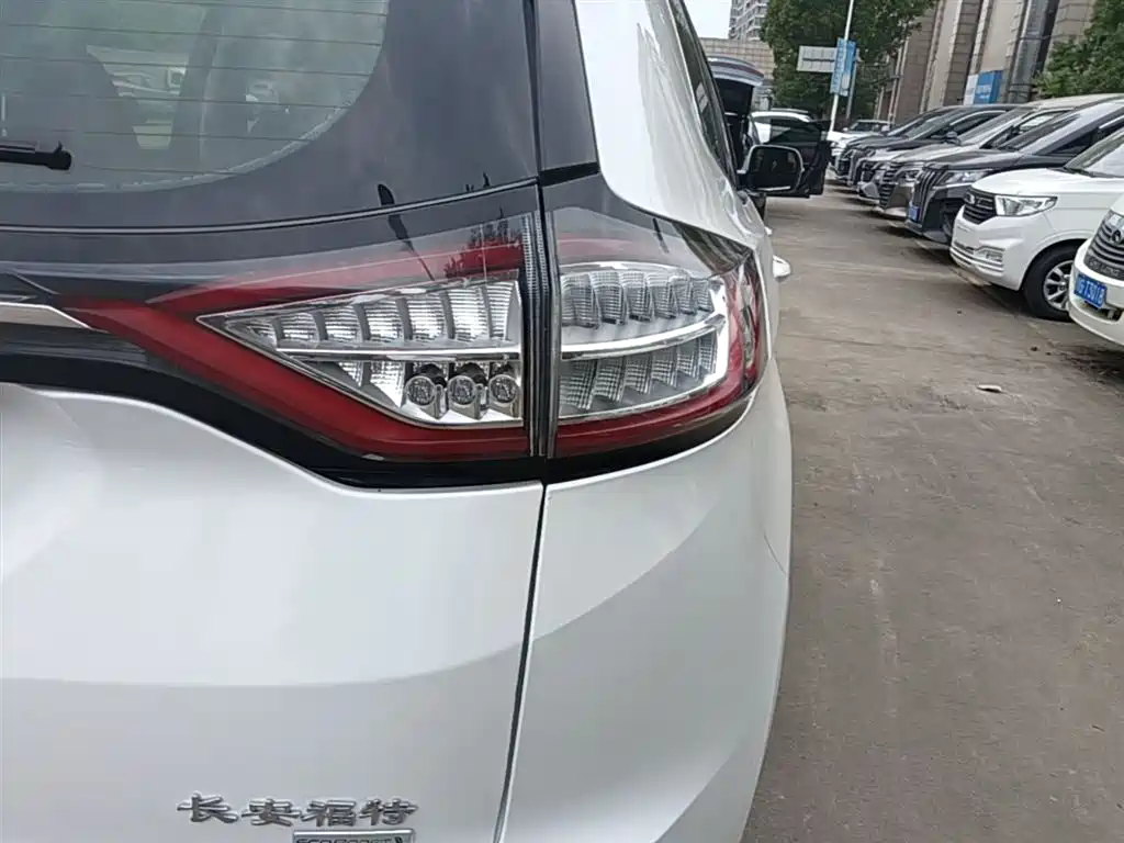 Фото 8 - Ford Edge