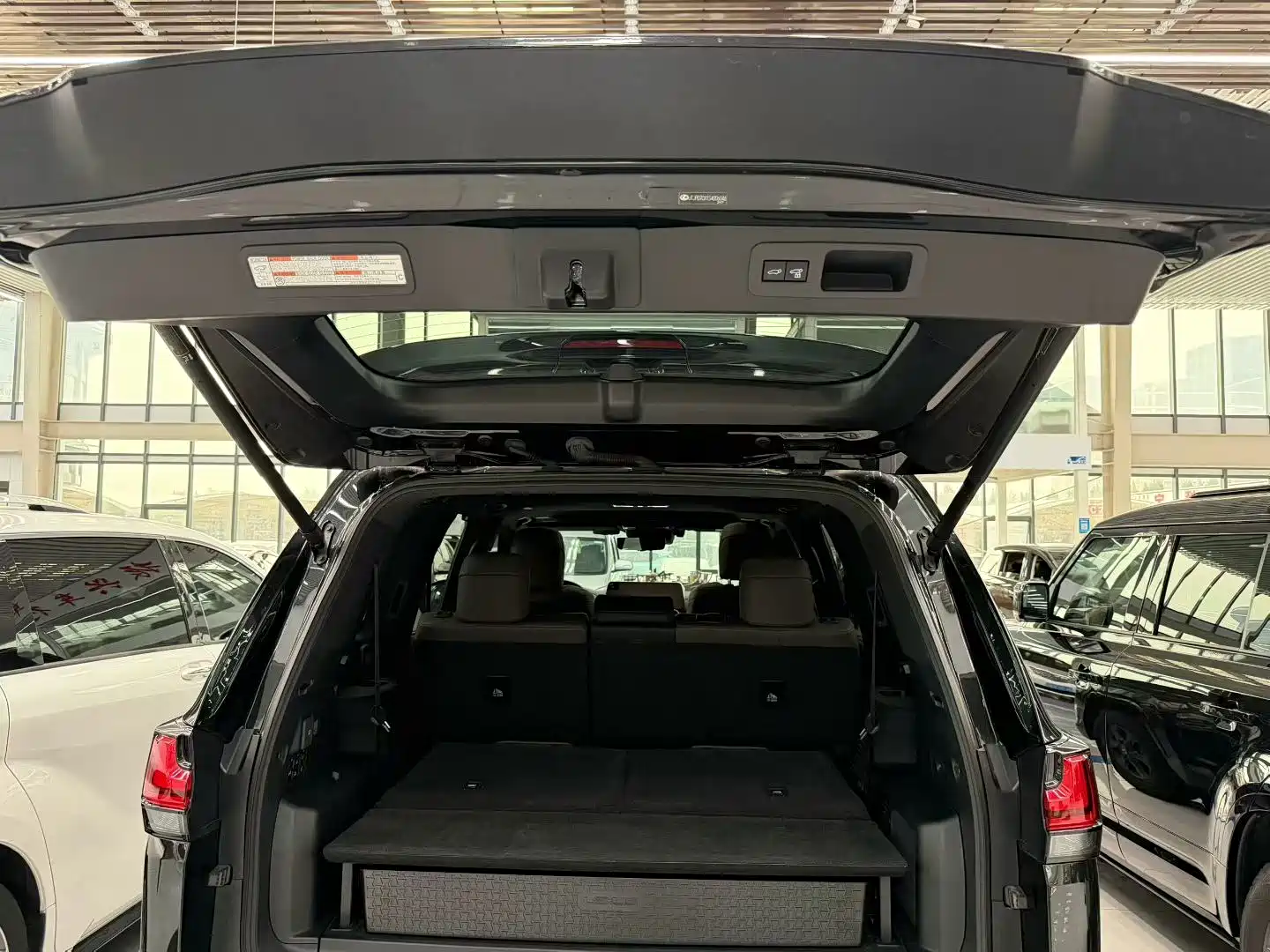 Photo 5 - Lexus LX