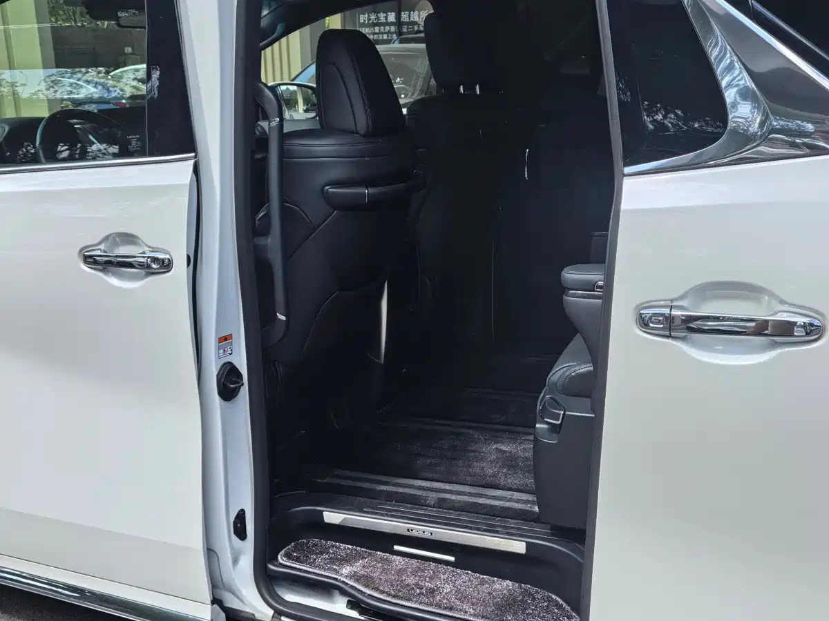 Lexus LM 2020 300h Seven-Seater Elegance Edition фото 5
