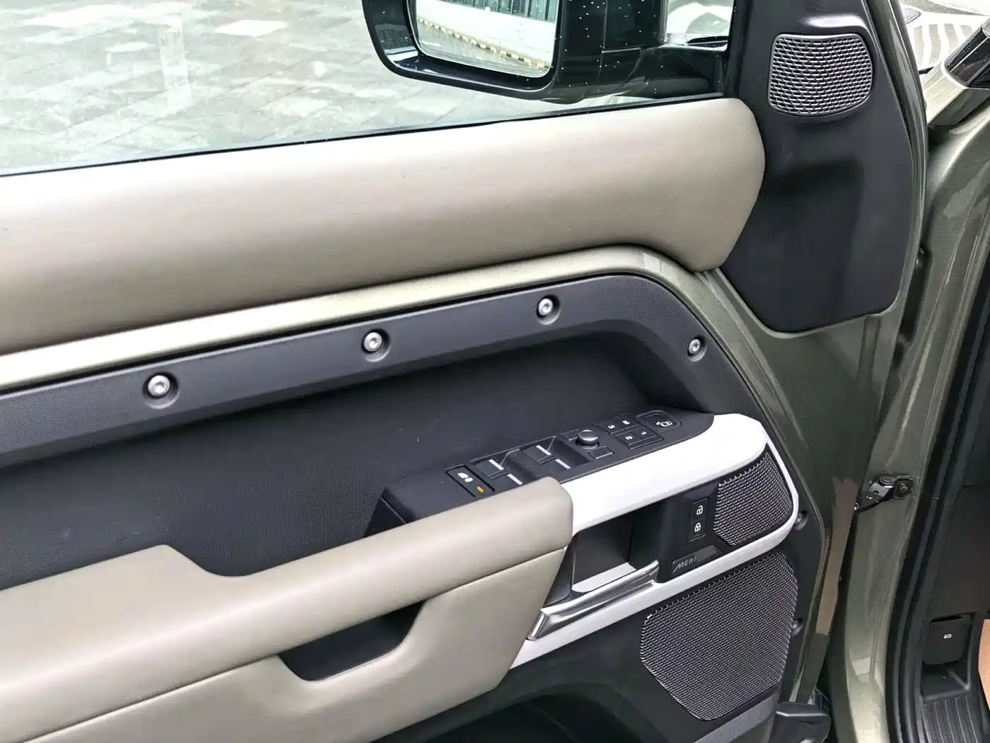 Land Rover Defender 2021 110 P400 SE фото 13