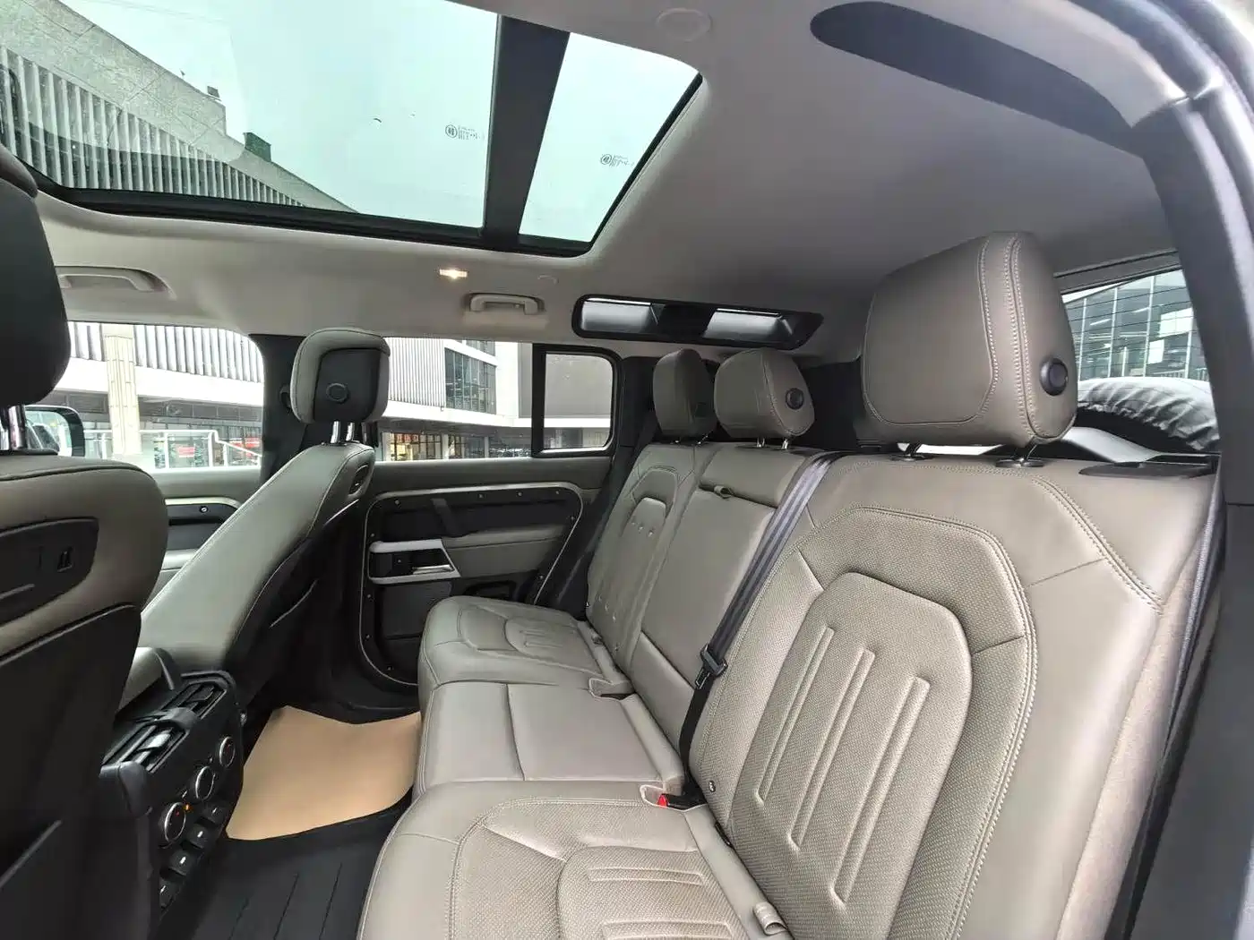 Land Rover Defender 2021 110 P400 SE фото 15