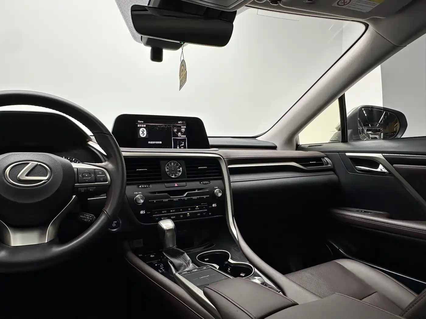 Photo 15 - Lexus RX