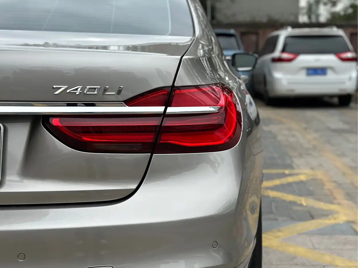 BMW 7 Series 2017 740Li Leading Edition фото 23