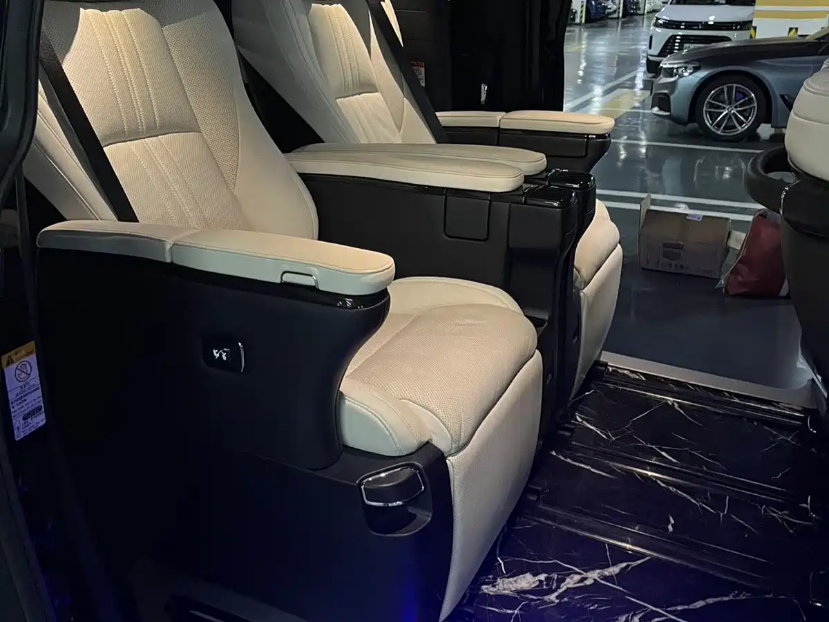 Lexus LM 2020 300h Seven-Seater Elegance Edition фото 15