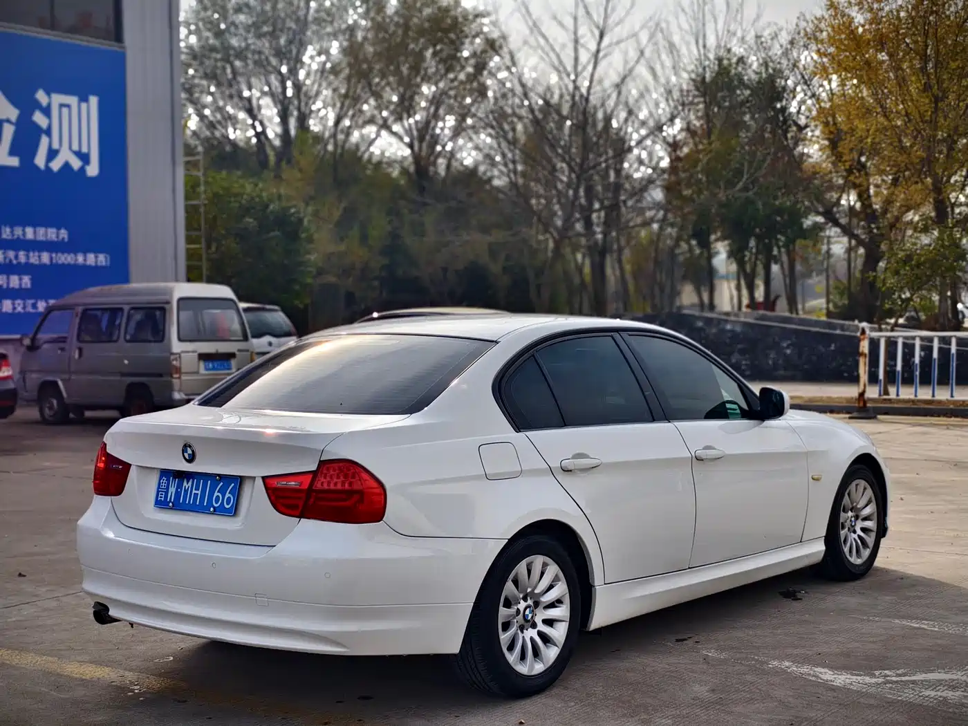 BMW 3 Series 2010 318i Leading фото 4