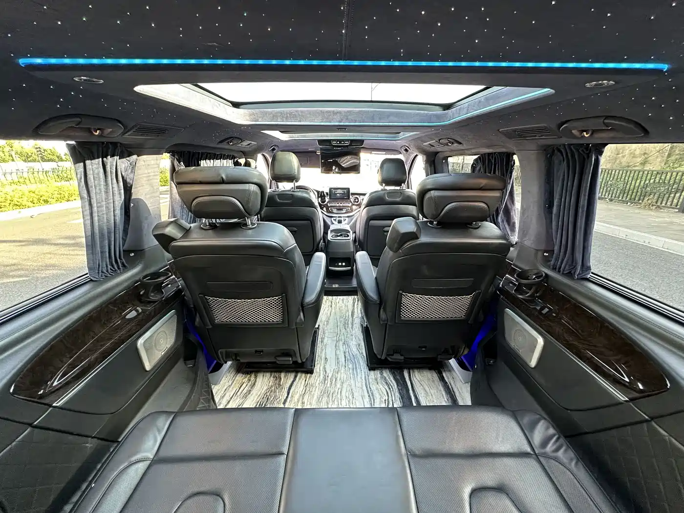 Mercedes-Benz V-Class 2018 V 260 L Premium Long Wheelbase Edition China VI фото 16