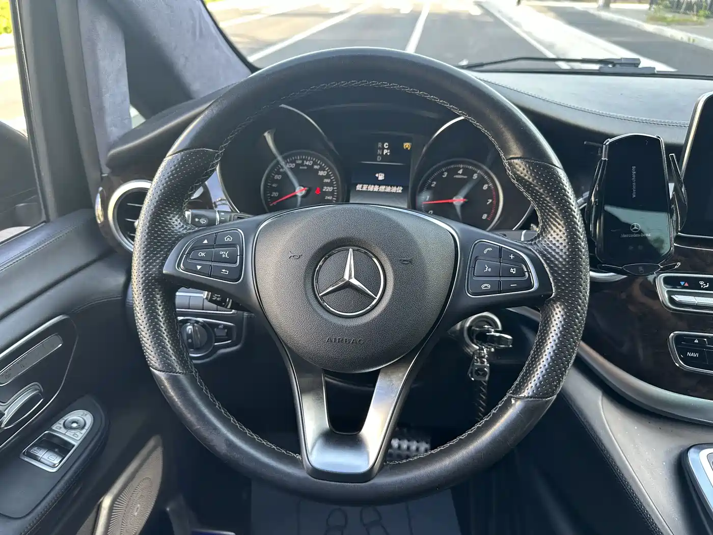 Mercedes-Benz V-Class 2018 V 260 L Premium Long Wheelbase Edition China VI фото 20