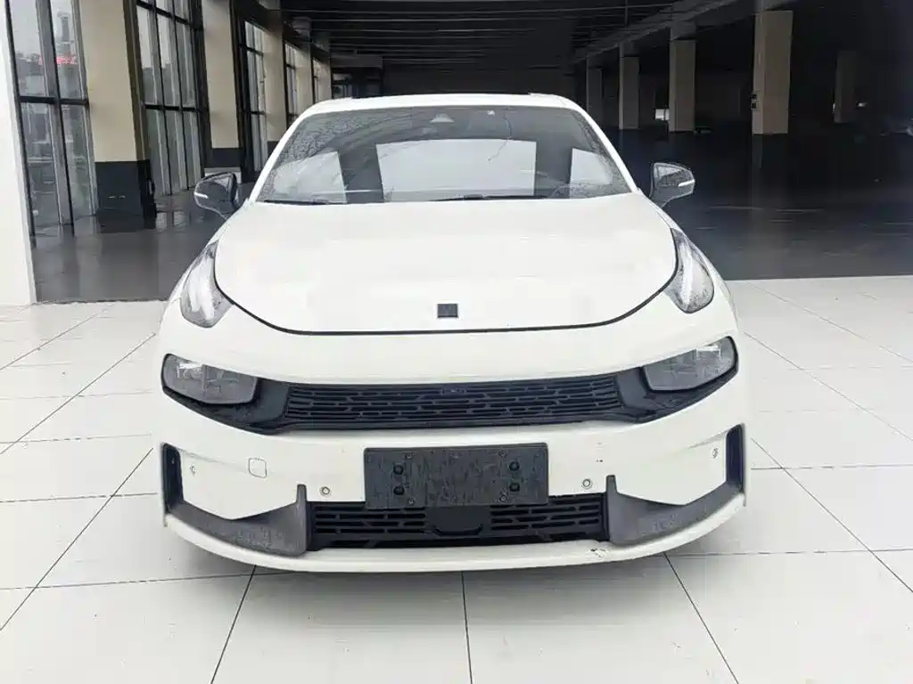 Фото 2 - Lynk & Co 03