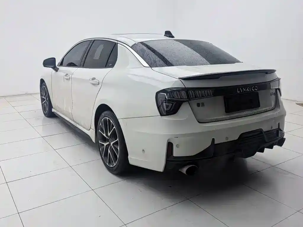 Фото 8 - Lynk & Co 03