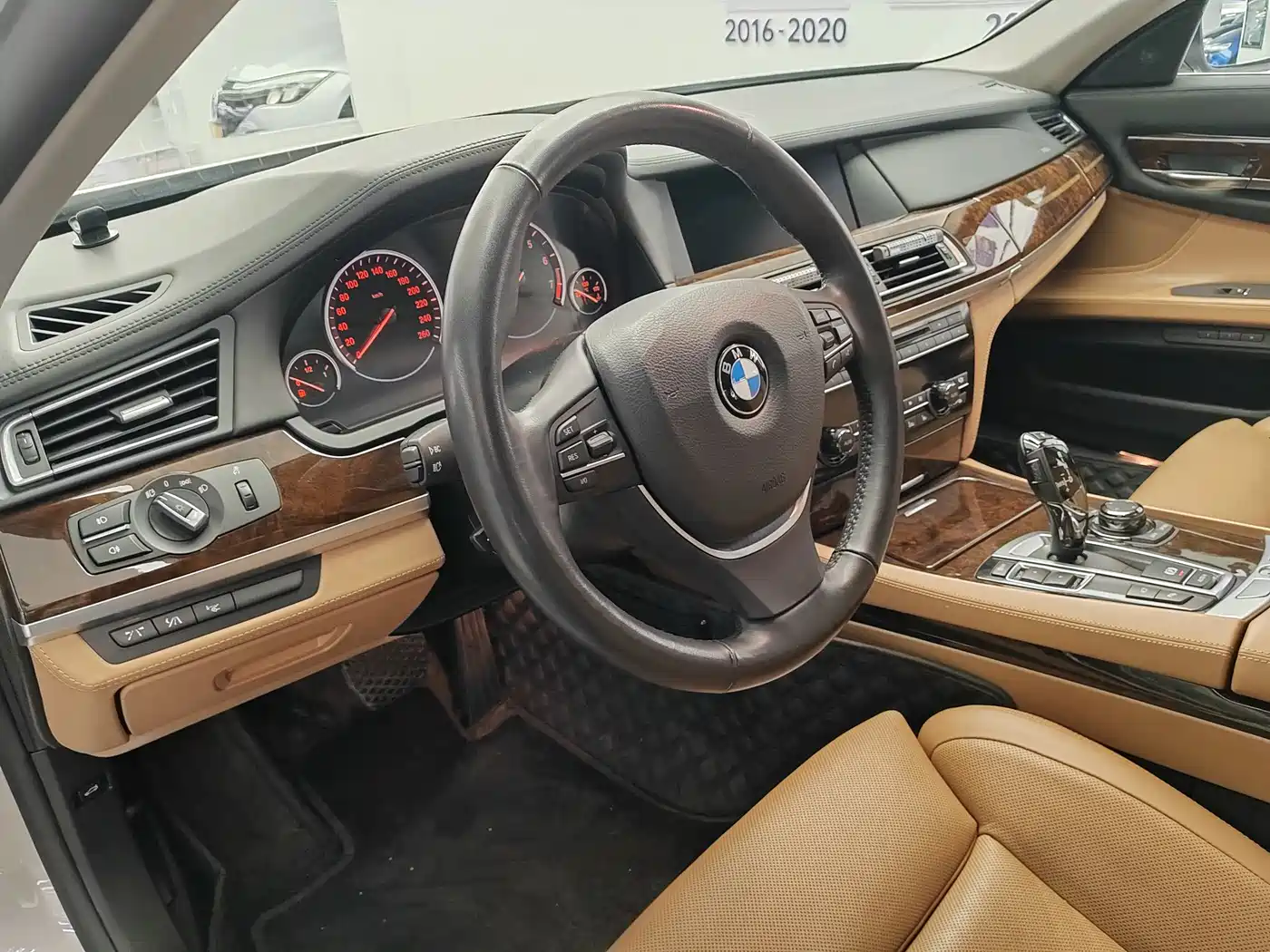 BMW 7 Series 2010 760Li фото 9