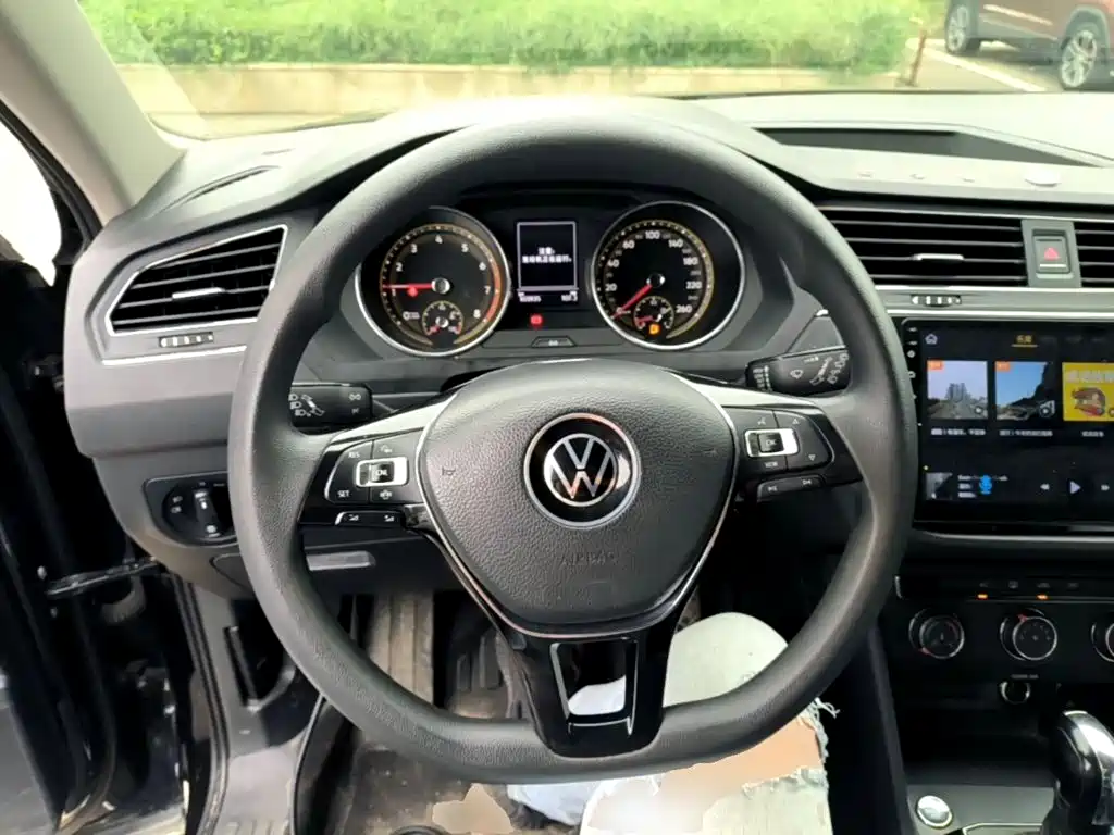 Photo 11 - Volkswagen Tiguan L