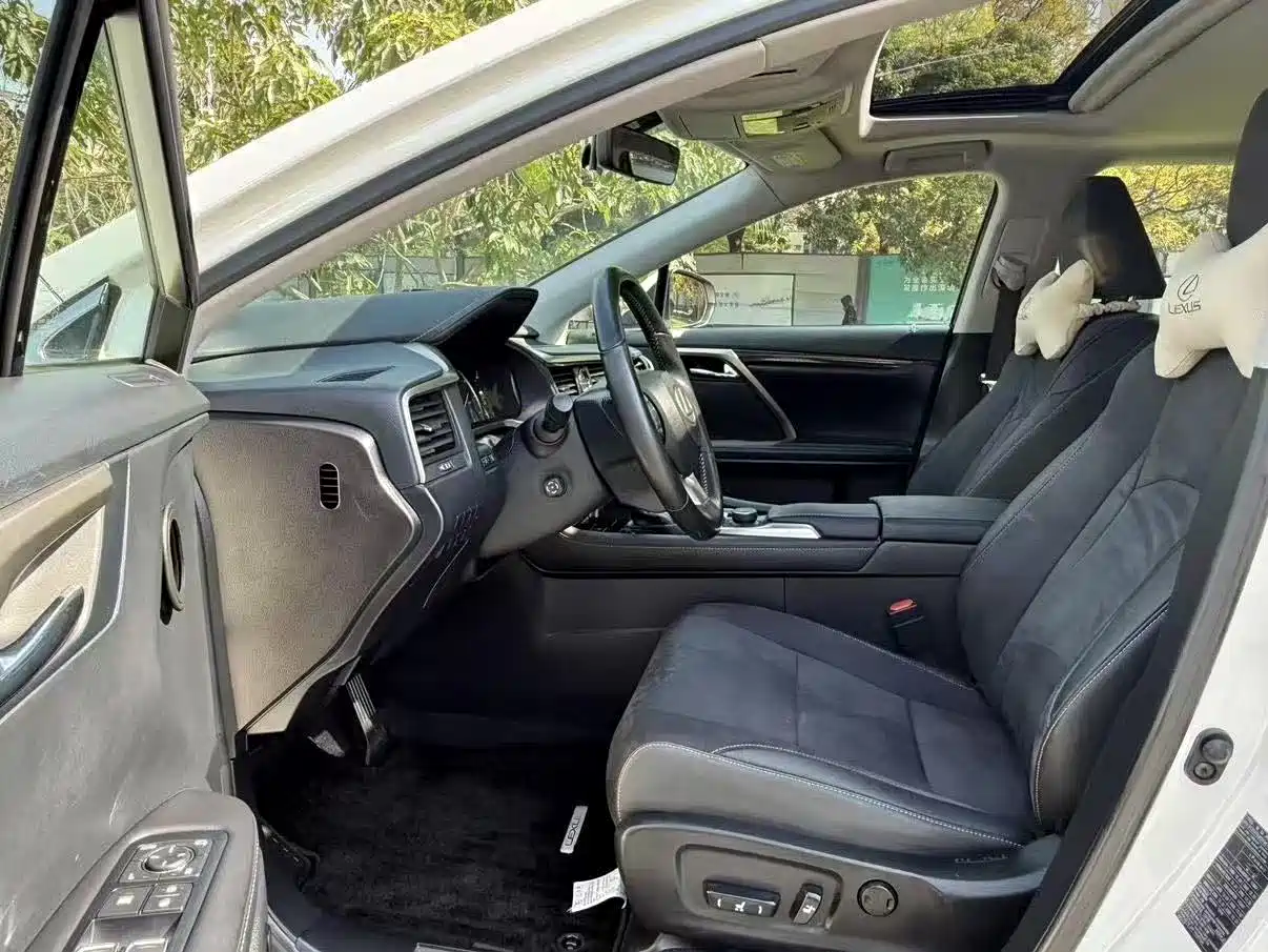 Photo 9 - Lexus RX