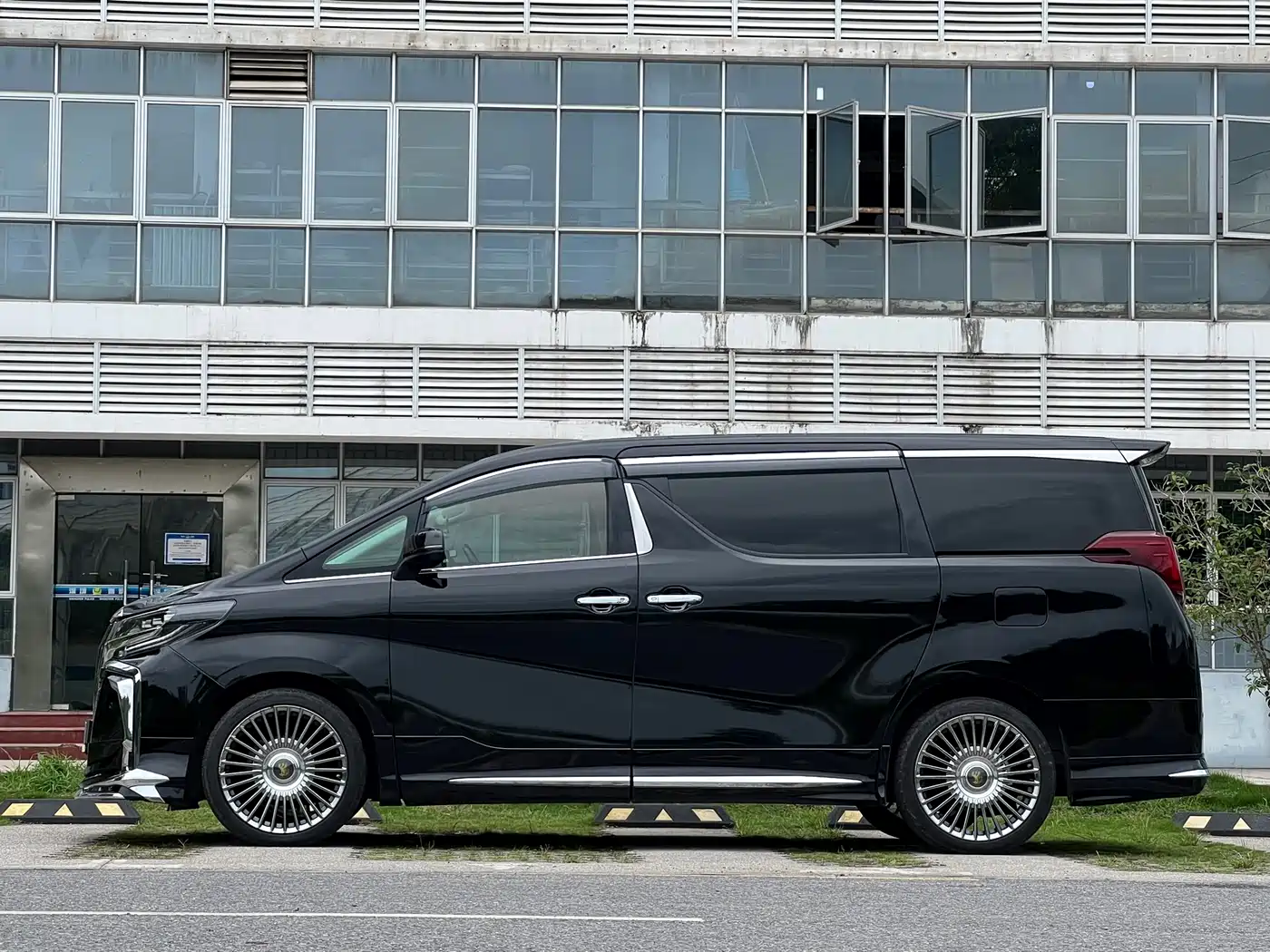 Toyota Alphard 2015 3.5L Premium Edition фото 8