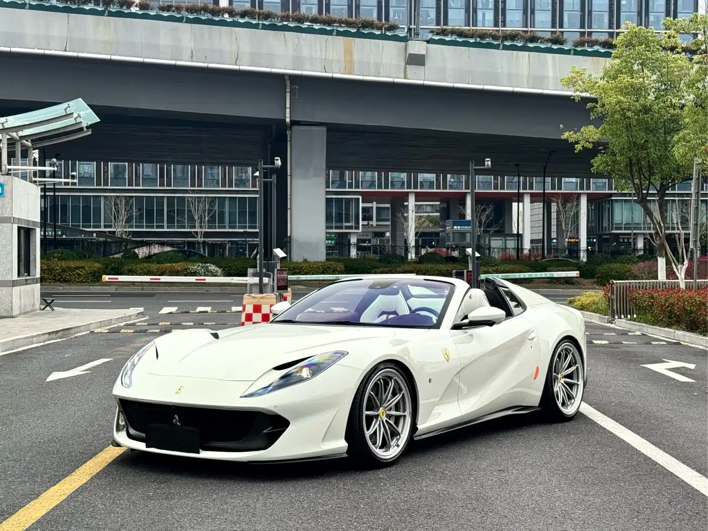 FERRARI 812