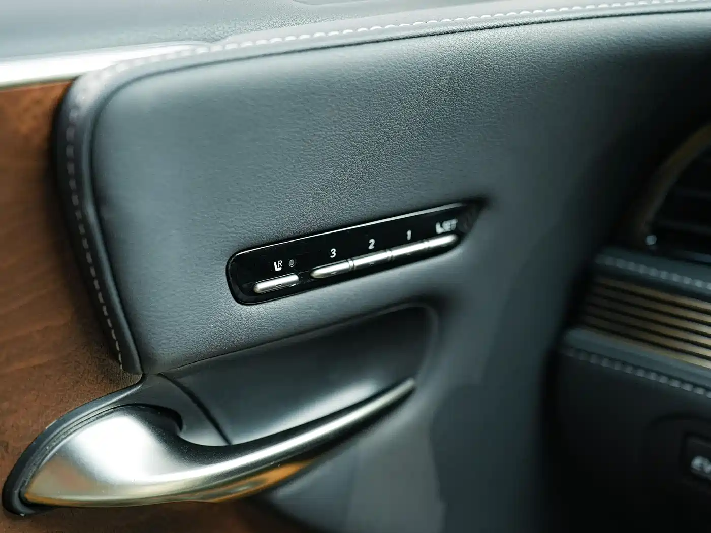 Lexus LS 2021 500h Excellence Edition фото 26