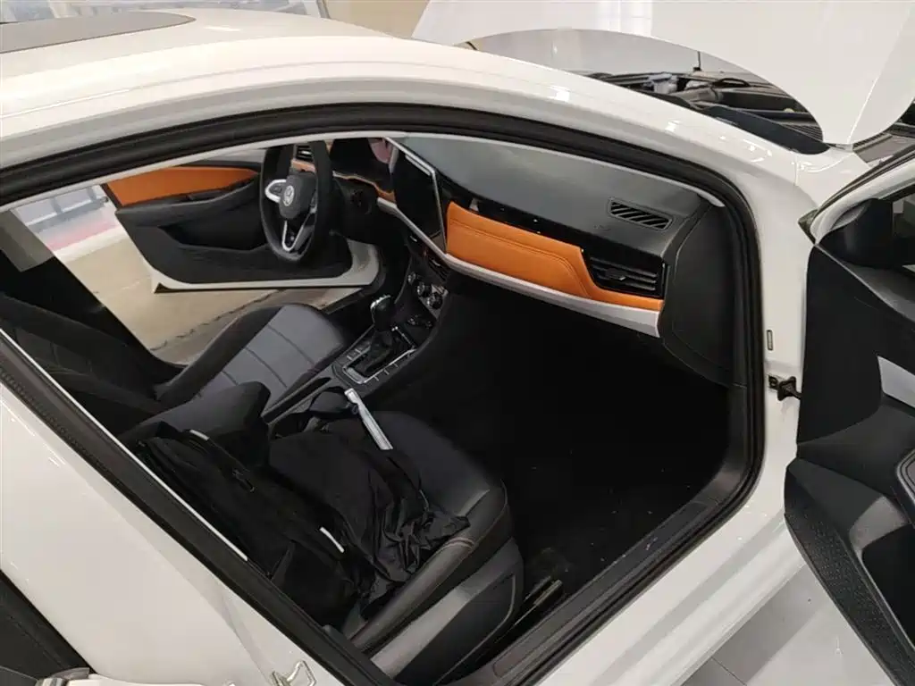 VOLKSWAGEN BORA