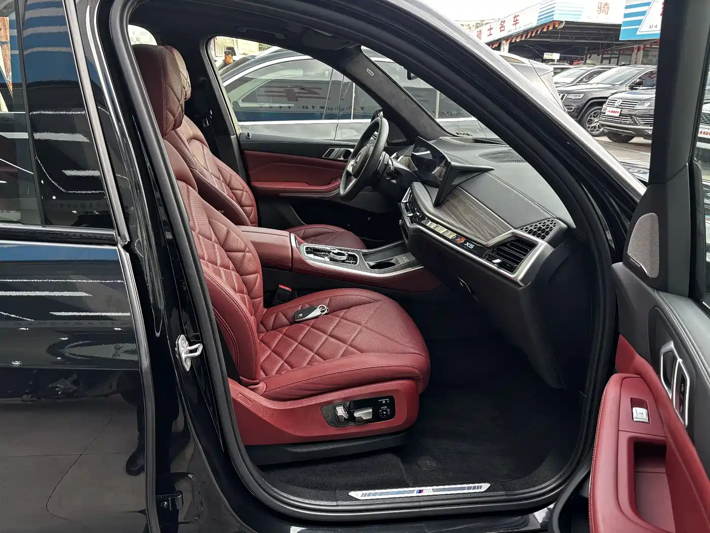BMW X5 2025 Model xDrive 40Li M Sport Blackout Package фото 26
