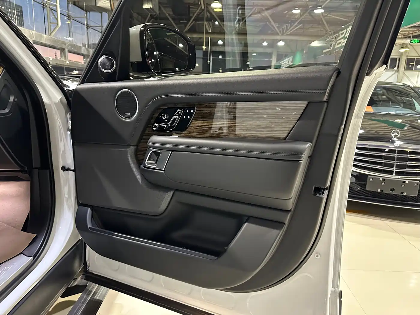 Land Rover Range Rover 2019 3.0 SCV6 Heritage Edition фото 17