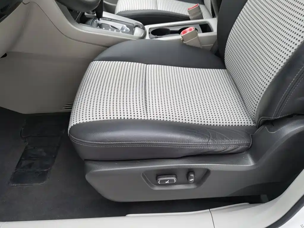 Chevrolet Captiva 2012 2012 Model 2.4L 2WD Urban Edition 5-Seater