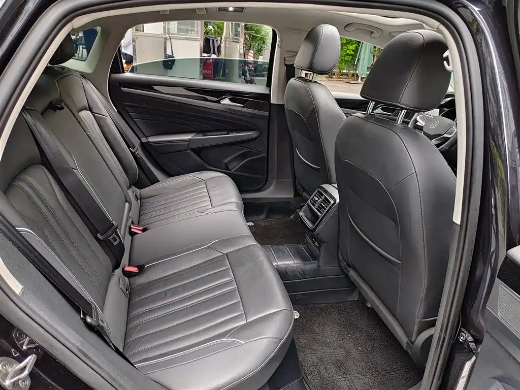 Volkswagen Passat 2022 330TSI Elite Edition фото 11