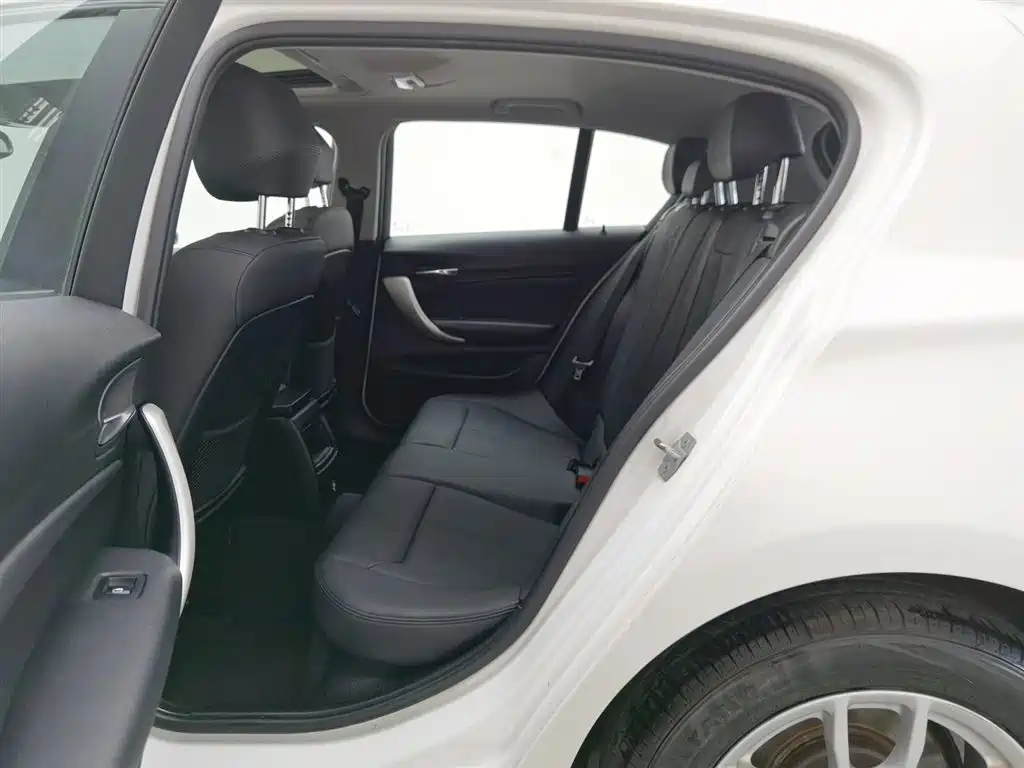 BMW 1 Series (Import) 2018 118i Leading фото 15