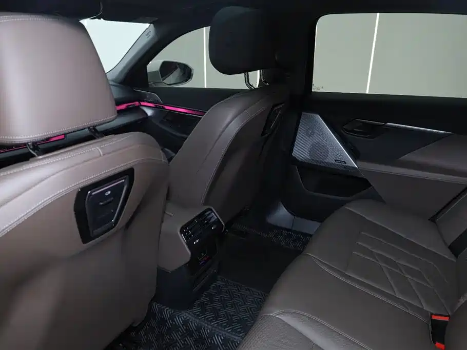 BMW 5 Series 2024 530Li Leading M Sport Package фото 23