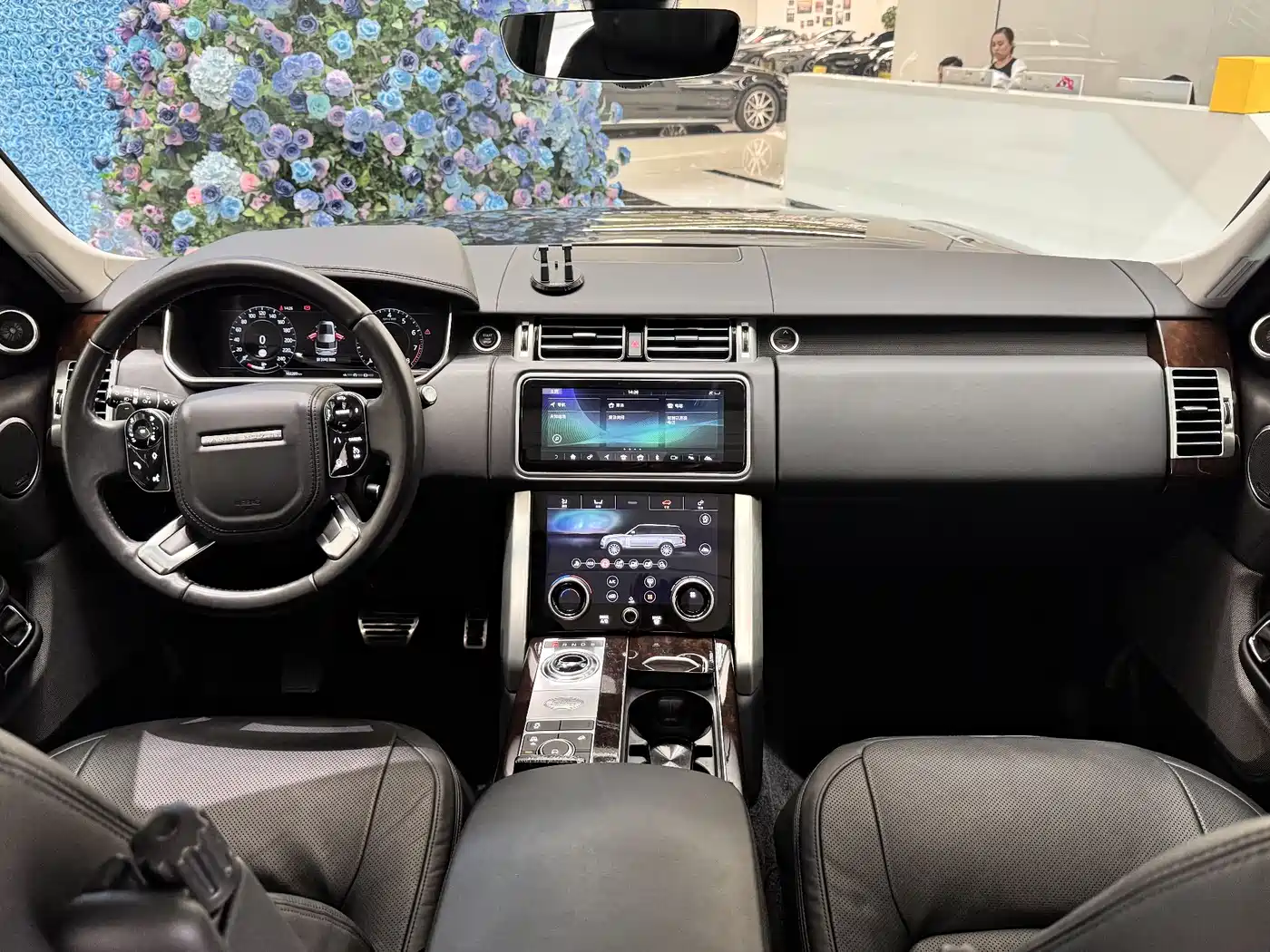 Land Rover Range Rover 2021 3.0 L6 Heritage Extended Classic Edition фото 6