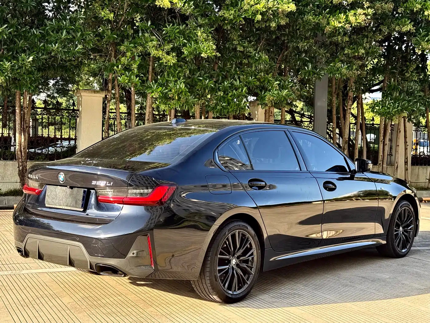 BMW 3 Series 2023 325Li M Sport Black Night Package фото 12