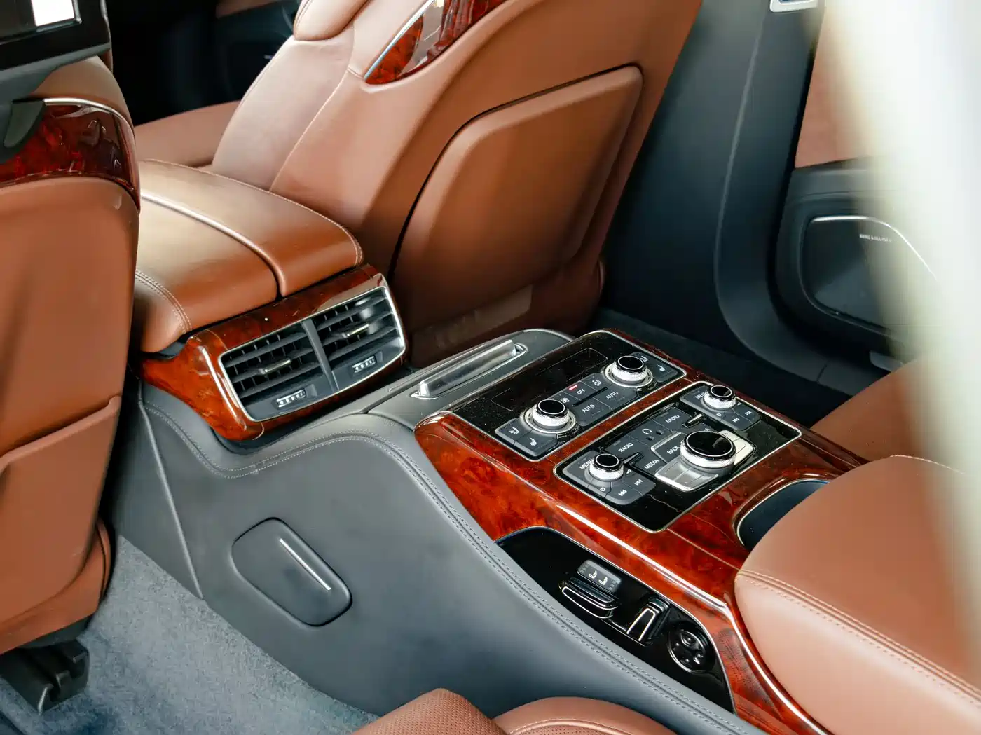 Audi A8 2012 A8L 6.3 FSI W12 quattro фото 10