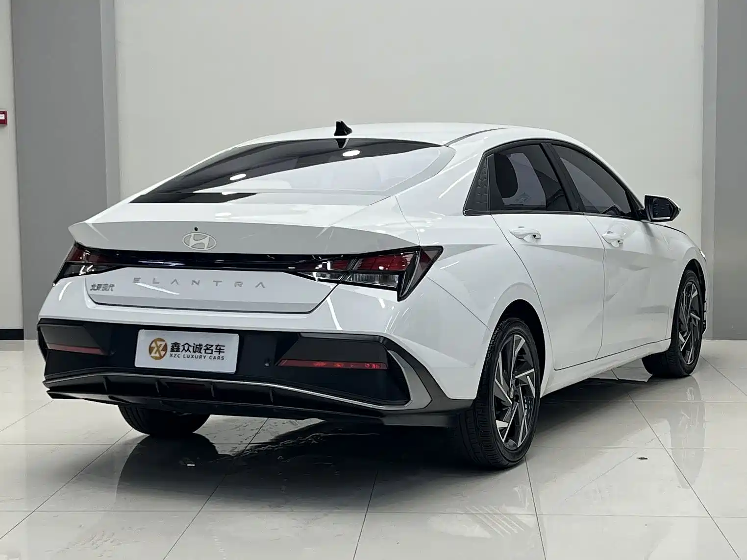 Фото 14 - Hyundai Elantra