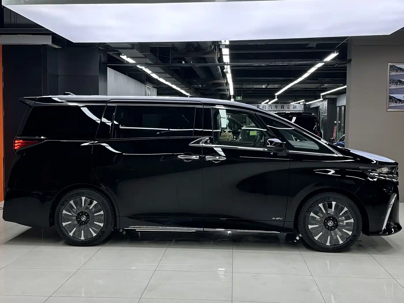 Toyota Alphard 2024 Hybrid 2.5L Ultimate Enjoyment Edition фото 3