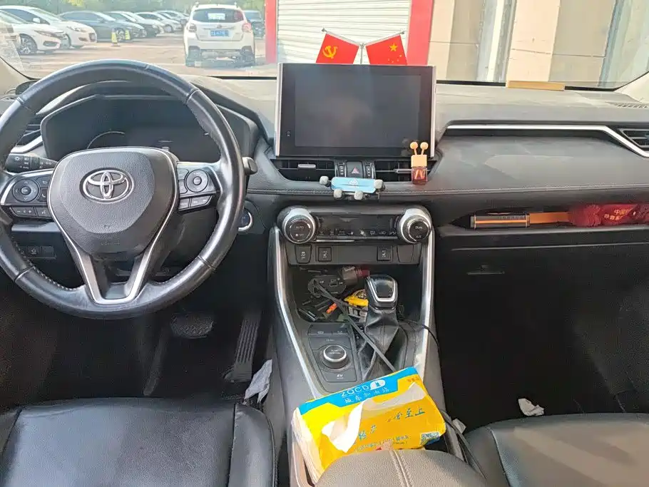 Фото 12 - Toyota RAV4
