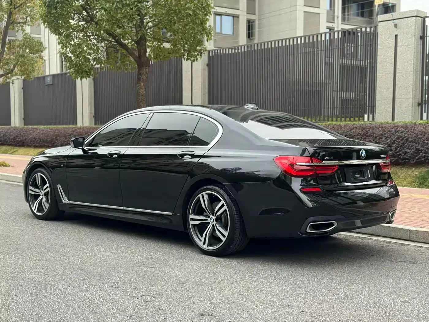 BMW 7 Series 2018 740Li xDrive Premium Type M Sport Package фото 16