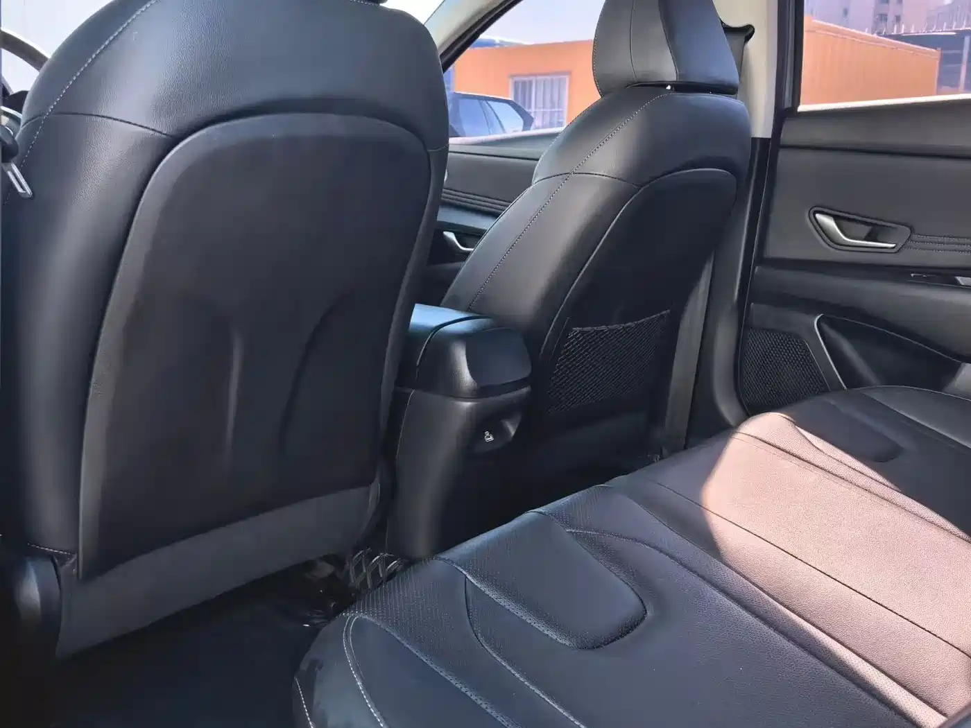Hyundai Elantra 2021 1.5L CVT LUX Premium Edition фото 5