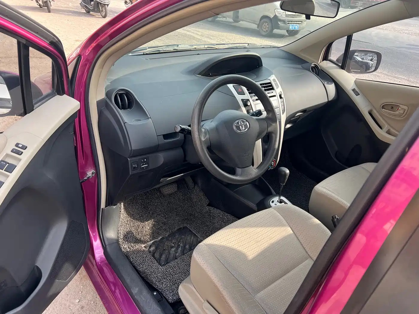 Toyota Yaris 2011 1.6E Auto Charm Edition фото 6