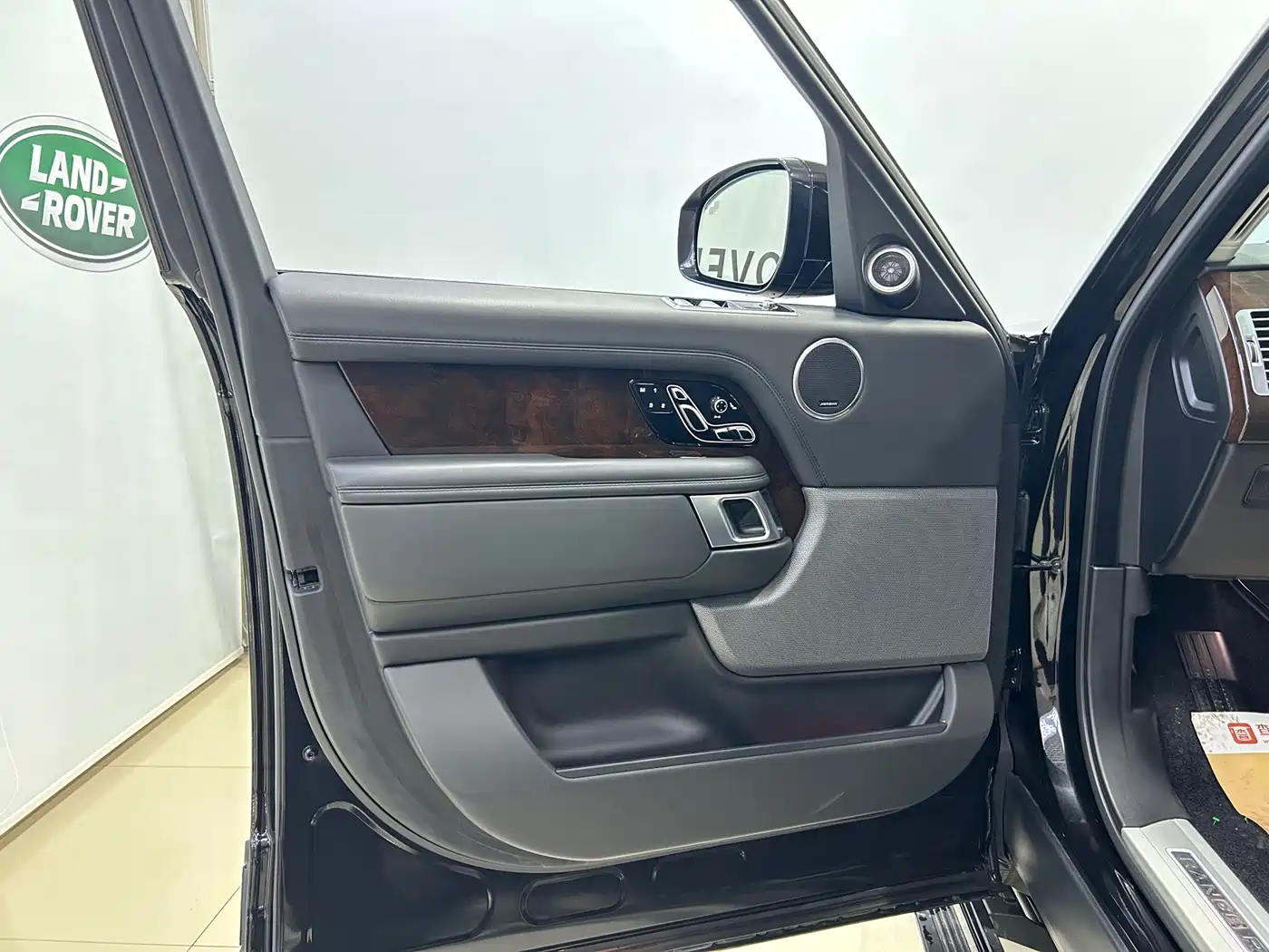 Land Rover Range Rover 2021 3.0 L6 Heritage Extended Classic Edition фото 8