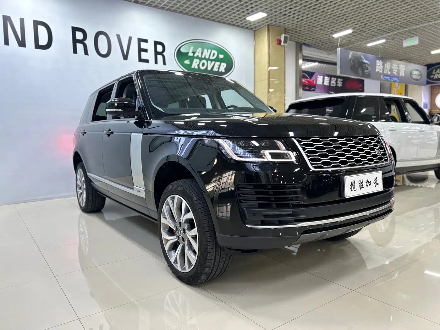 Land Rover Range Rover 2021 3.0 L6 Heritage Extended Classic Edition фото 3
