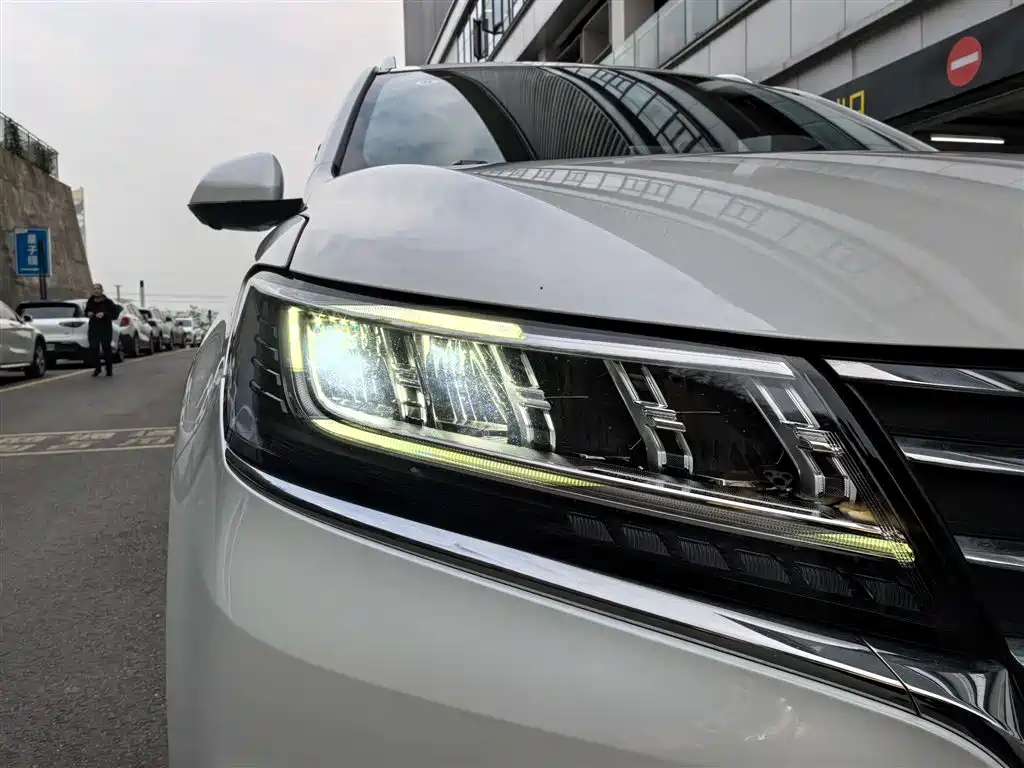 ROEWE RX5 NEW ENERGY