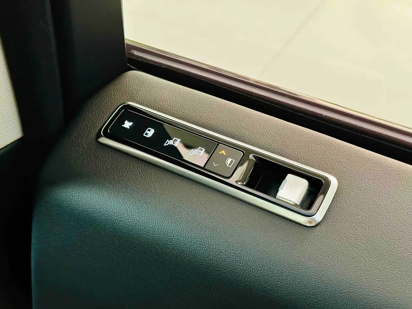 Land Rover Range Rover 2018 3.0 SC V6 Golden Age Edition фото 16