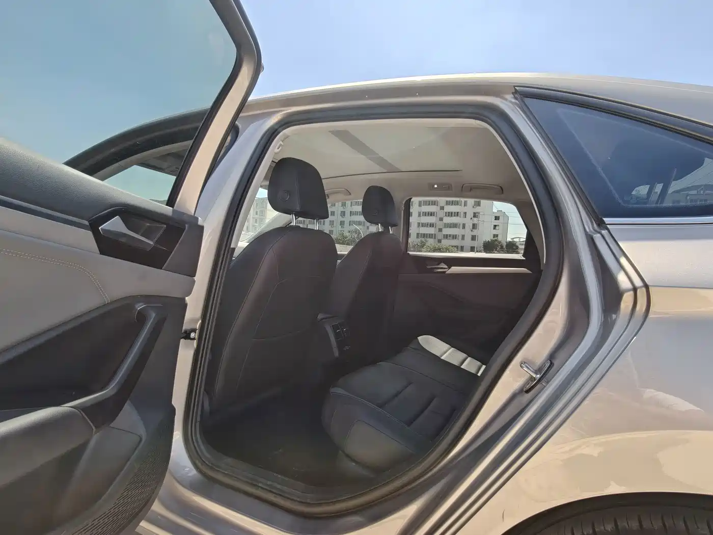Photo 5 - Volkswagen Sagitar