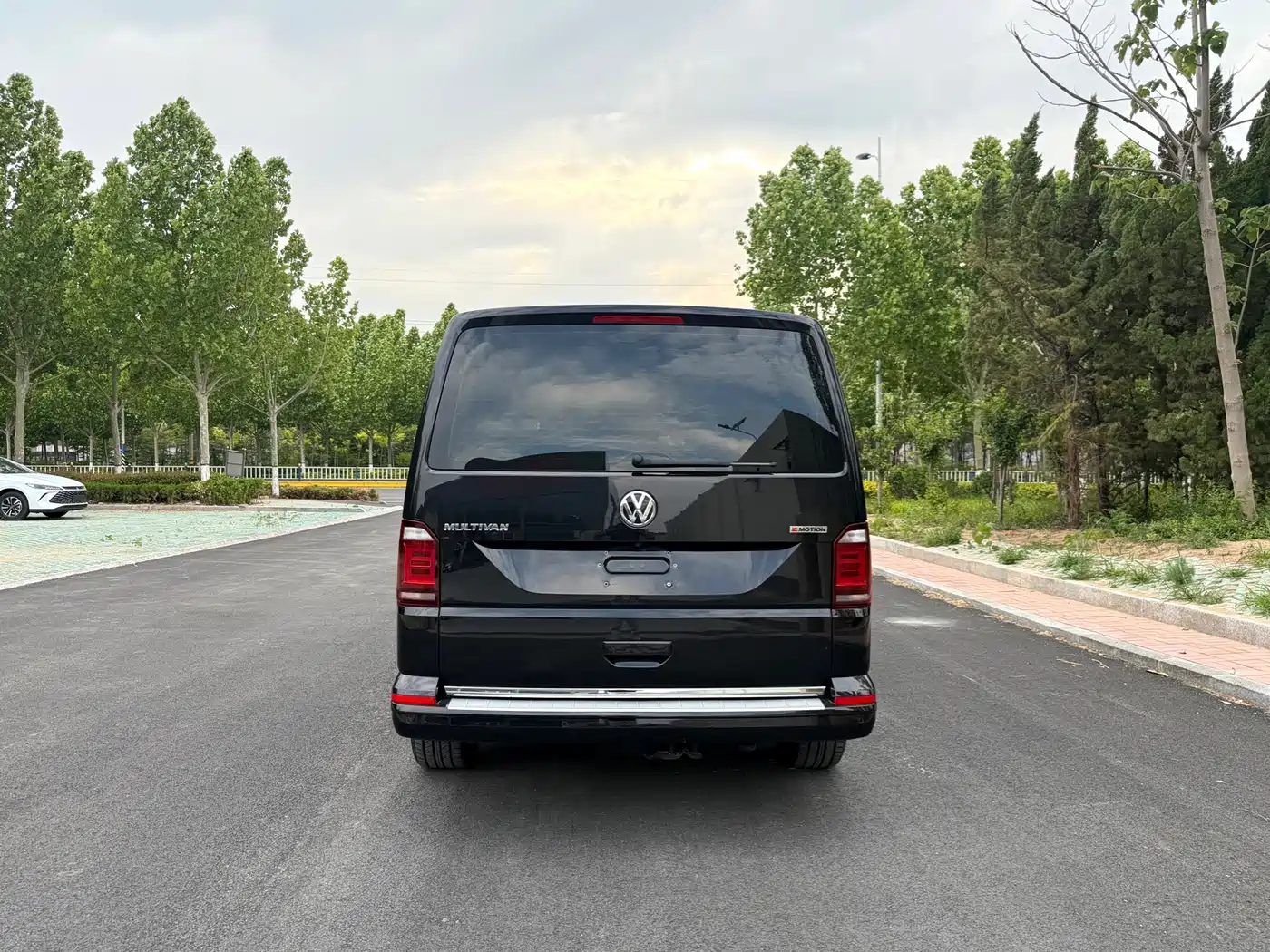 Volkswagen Multivan 2018 2.0TSI 4WD Explorer Edition 7-Seater фото 6