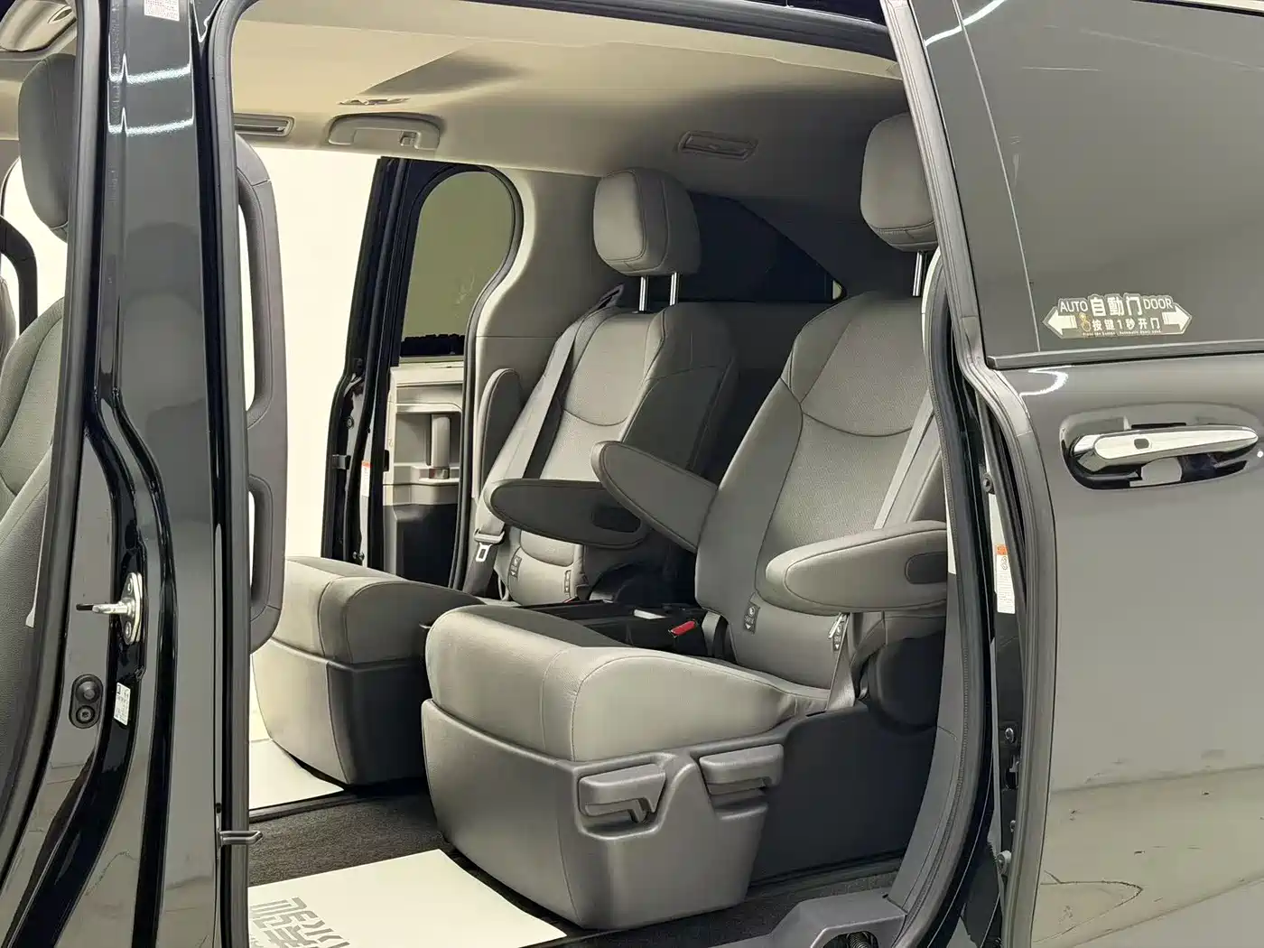 Toyota Granvia 2024 2.5L Hybrid Comfort фото 13