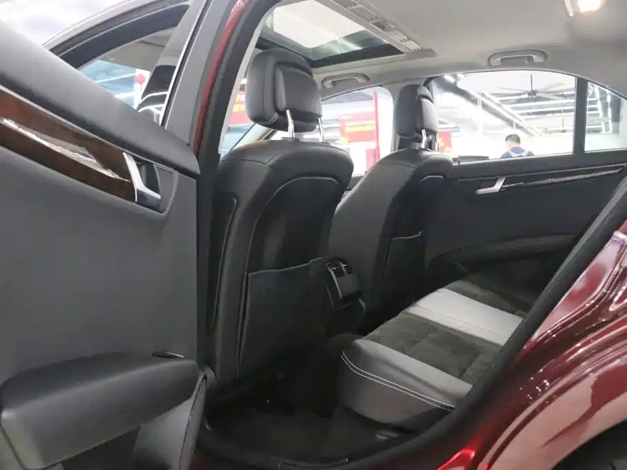 Photo 14 - Mercedes-Benz C-Class