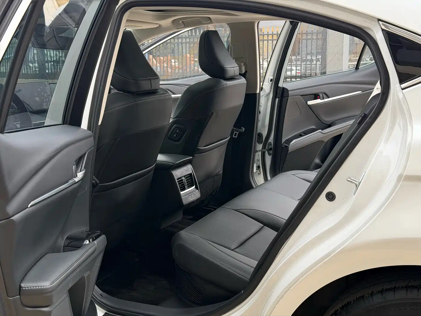 Toyota Camry 2024 Hybrid 2.0HGVP Luxury Edition фото 5