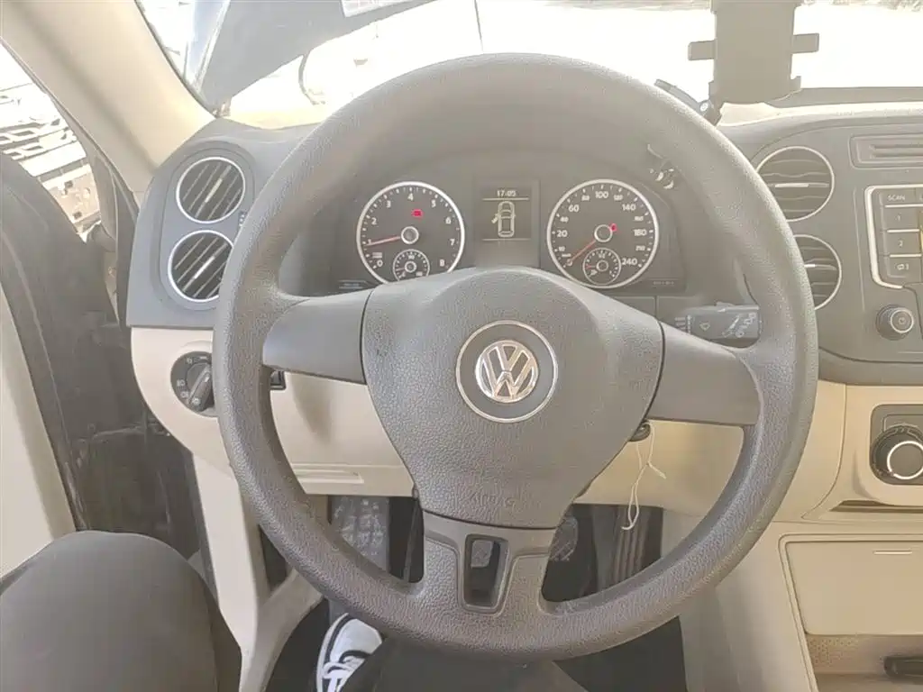 Volkswagen Tiguan 2015 1.8TSI Manual 2WD Trendline фото 11