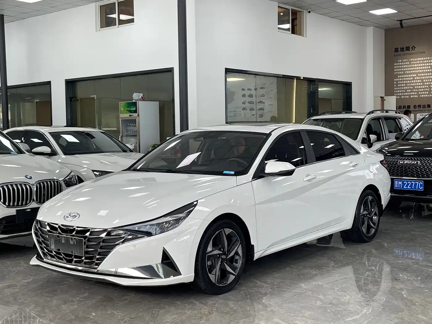 Hyundai Elantra 2022 1.5L CVT LUX Premium Edition