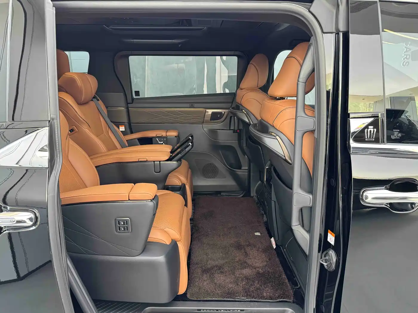 Toyota Vellfire 2024 Crown Hybrid 2.5L Executive Premium Edition фото 16