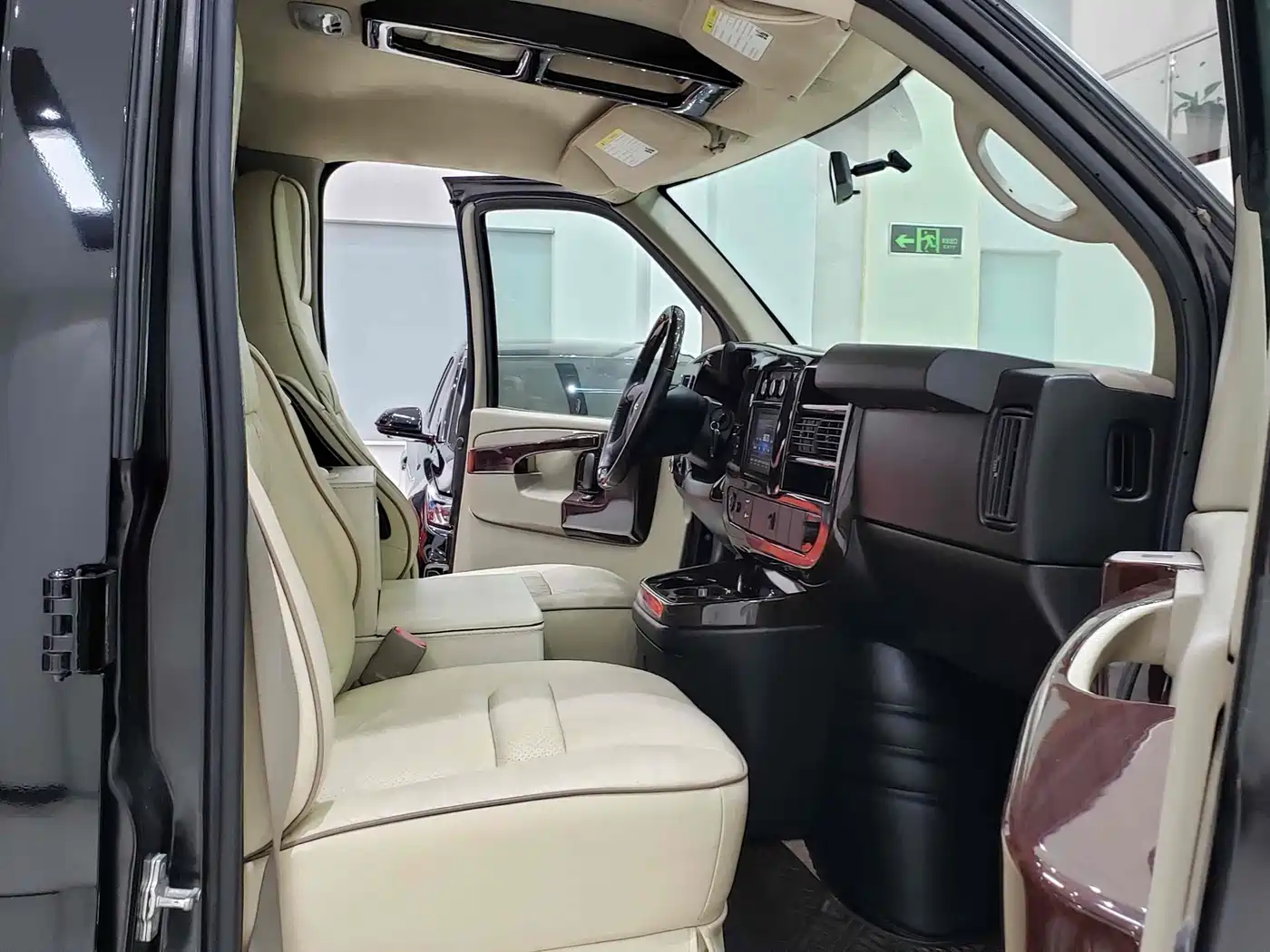 GMC Savana 2017 2014 6.0L Long Wheelbase Leader Edition